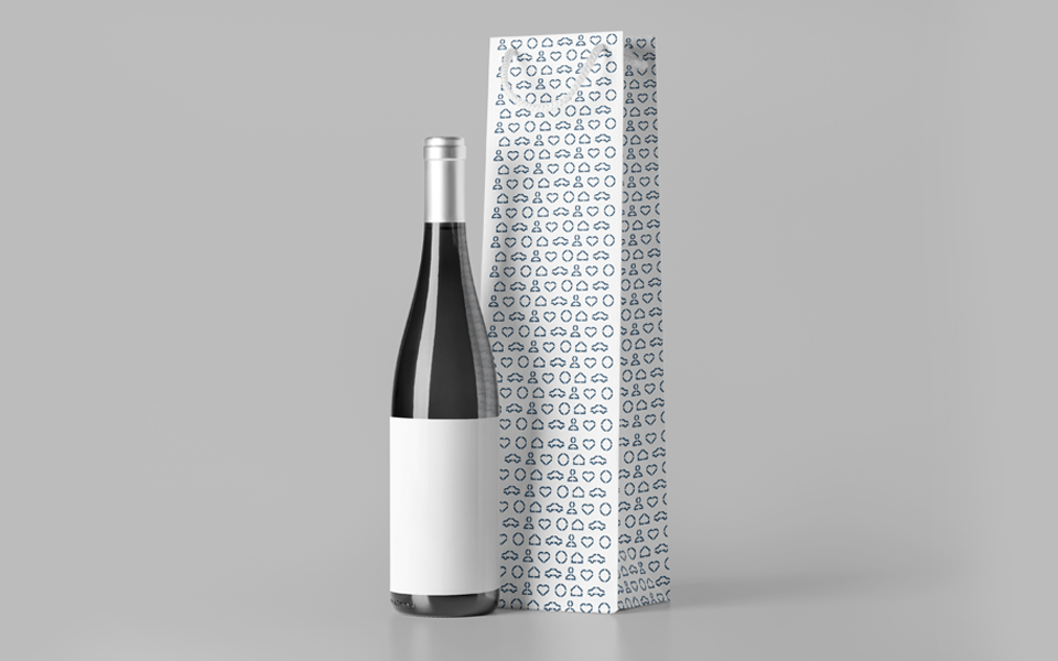 Пакет для бутылки на дизайнерской бумаге